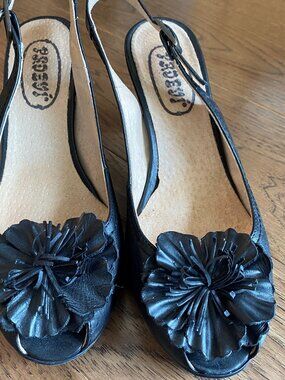 Sandale noire en cuir avec fleur sur le devant